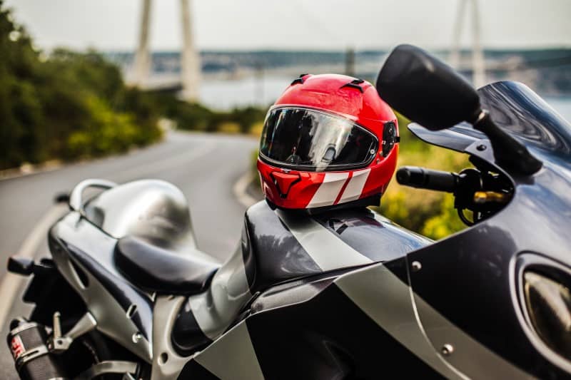 Cara Membersihkan Kaca Helm