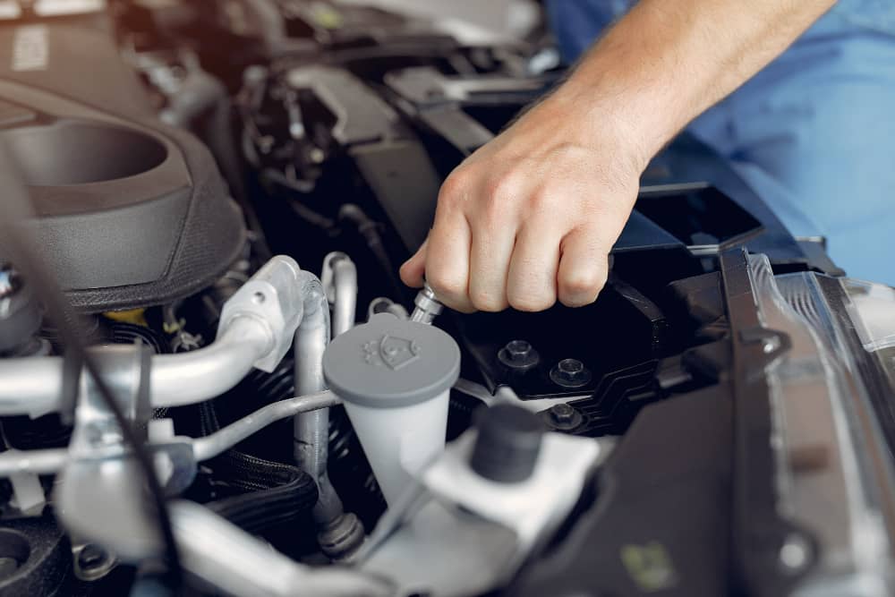 Cara Membersihkan Mesin Mobil Secara Effective