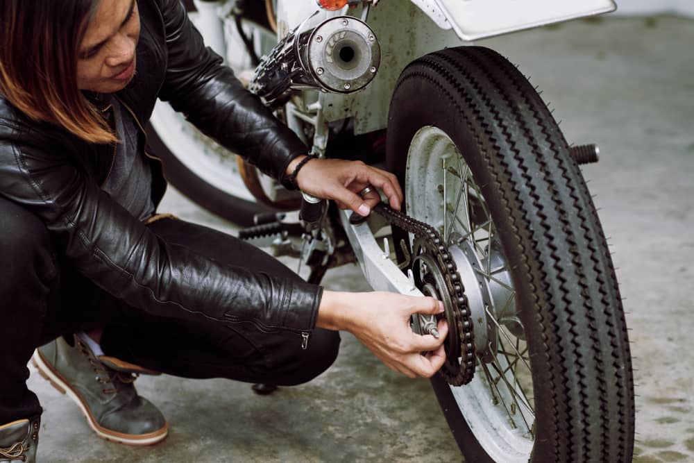 Membersihkan Rantai Motor di Rumah