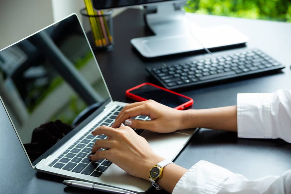 Cara Membersihkan Layar Laptop
